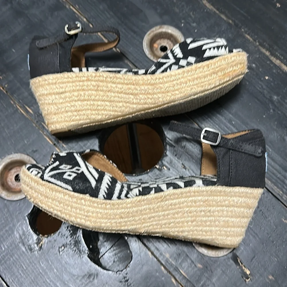Toms Black and White Tribal Aztec Print Fabric Espadrille Wedges